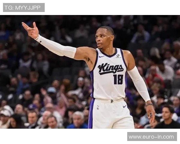 威少参加国王实战训练展现出色组织能力防守积极突破被包夹失误